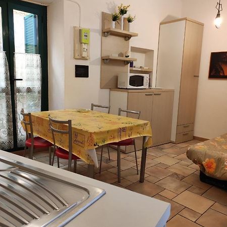 Ferienwohnung Bilocale Nella Vecchia Citta' Di Mentone Exterior foto