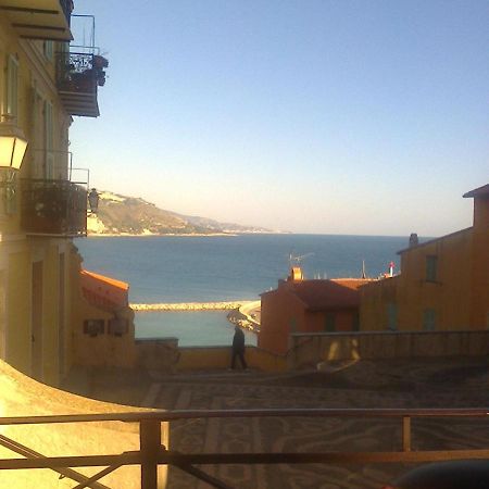 Ferienwohnung Bilocale Nella Vecchia Citta' Di Mentone Exterior foto