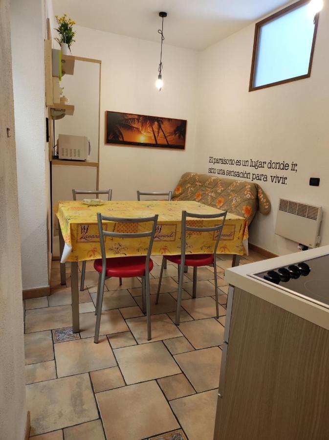 Ferienwohnung Bilocale Nella Vecchia Citta' Di Mentone Exterior foto